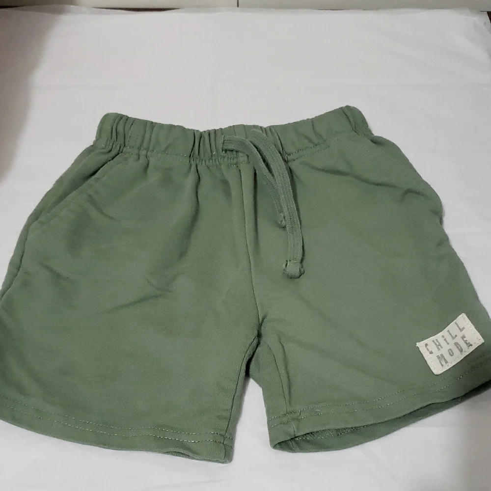 Nike T-Shirts in Gray, Black,‎ and Red with Green Kid's 4-5 5 Tee's /Shorts (6)